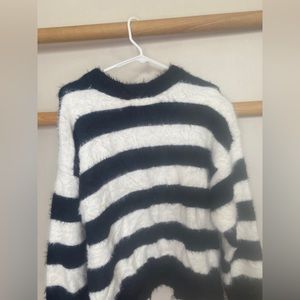 NEW BLACK AND WHITE STRIPPED SWEATER